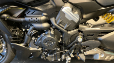 Ducati Diavel V4 - Dark Stealth Yellow (25MY)